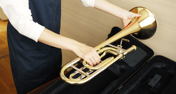 2.楽器本体をケースから取り出します